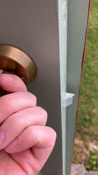 Upplever du problem med ett trögt dörrvred efter att ha bytt cylinder och insidesvred? I denna video visas hur vredet kärvar efter justering, och frågan ställs om monteringsfel eller om låshuset behöver bytas ut. Se exempel på problemen och få tips på lösningar.