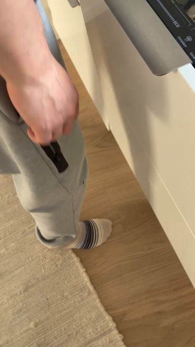 Upptäck hur nylagt golv på plan 1 knarrar oacceptabelt enligt ägaren. Filmen visar problemet och ägaren söker råd från andra om de skulle nöja sig eller kräva åtgärder från byggföretaget. Köket är inte fäst vid golvet, vilket kan påverka situationen.