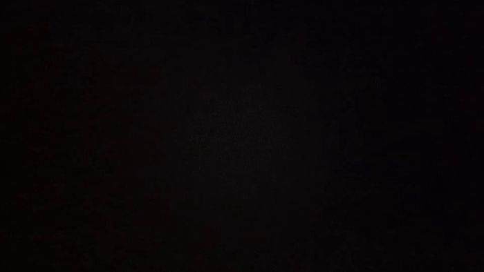 En video där ljudet från en Electrolux frys från 2014 spelas upp. Ljudet kan ge ledtrådar till varför frysen låter konstigt och samlar is. Diskutera om det är möjligt att laga eller om en ny frys är nödvändig.