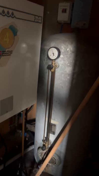 Upptäck varför akumulatortanken klickar när vattnet sätts på i stugan. Videon visar hur trycket förändras men varken värme eller vattenförsörjning påverkas. Har detta fenomen en lösning, som exempelvis luftning? Problem uppstod under vintern och är tidigare okänt.