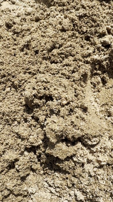 Upptäck utmaningarna när man borrar i berggrund utan maskiner. Efter att ha nått 4 meter stöter vi på hårt motstånd i form av sluttande berg. Se borrproverna och de fina fraktionerna som avslöjas, samtidigt som vi överväger andra platser för detta projekt.