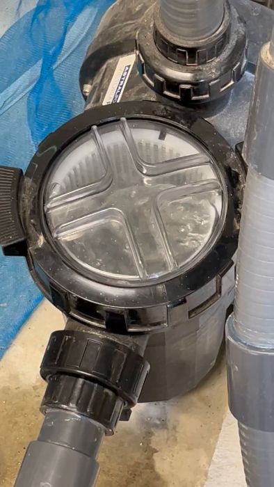 Upptäck varför det uppstår luftbubblor i ditt pumpsystem trots fullt tryck och inga läckor. Filmen visar en granskning av problemet och efterlyser idéer för att åtgärda den oönskade lufttillförseln.