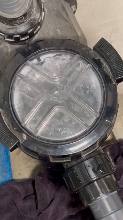 Se video där locket testas efter installation. Titta på resultatet och bedöm om det är korrekt placerat. Få tips och feedback från andra användare om justeringar eller förbättringar.