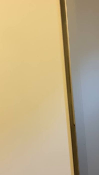 En video som visar ljudproblem från en Nibe luft-vattenvärmepump. Värmeanläggningen fyller på vatten med korta intervaller, och en oljud uppstår i rören. Diskutera möjliga orsaker och lösningar för detta återkommande problem.