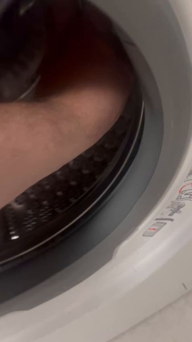 En Electrolux EWF1476GDW tvättmaskin med högt ljud under centrifugering. Diskussion om reparation eller byte av maskin och kostnaden för servicebesök. Finns det någon med erfarenhet av liknande problem och kostnader för att åtgärda?