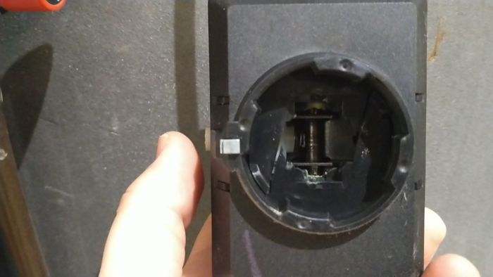 En snabb inspektion av Just 4013 där vi ser att spaken rör sig lätt och inga sprickor syns. Komponenterna är enkla att ta loss för underhåll eller utbyte. Den här videon visar en närmare titt på detaljerna.