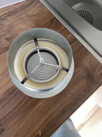 En video som visar hur en del inte passar som den ska, fastän det står på webben att delarna ska vara kompatibla. Trots försök att få dem att sitta fast, ploppar de ut igen. Möjligtvis beroende på den släta ytan.