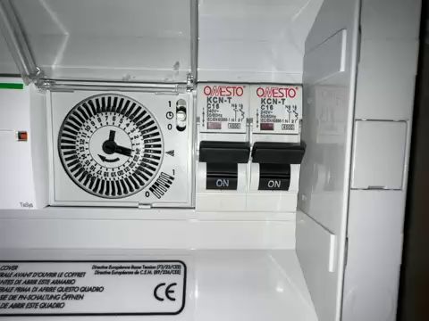 Upptäck hur du kan ställa in timern på din elcentral korrekt. En användare beskriver svårigheter med att få inställningarna rätt trots att knapparna är justerade och tiden är korrekt inställd. Har någon tips eller en bruksanvisning att dela?