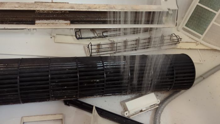 Se hur jag rengör vår extremt smutsiga luftkonditionering efter att vi märkt dess dåliga skick. En smutsig AC kan påverka hälsan negativt, se till att hålla din ren. Det är lättare än du tror!
