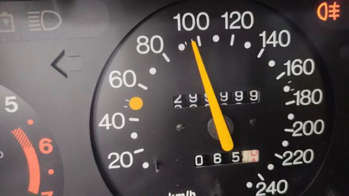 Video inspelad för några dagar sedan visar en bils hastighetsmätare när den når en milstolpe. En visuell ögonblicksbild av bilens nuvarande hastighet och total körsträcka i kilometer.