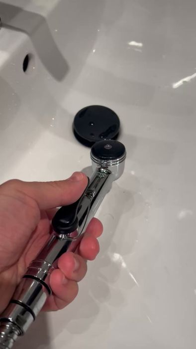 Upptäck vad som kan orsaka lågt vattentryck i en sidodusch efter installation av Gustavsberg Epic blandare. Utforska möjliga problem och lösningar relaterade till installationen, samt frågor om Prevex EasyClean-vattenlås utan avtagbar del.