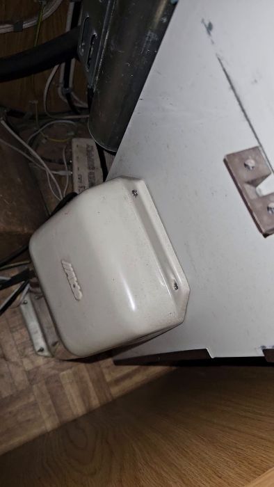 Filmen visar en pump som ändrar ljud när strömmen byts från 12v till 220v. Trots elanslutning krävs batteriet för att pumpen ska fungera. Efter 30 minuter blir pumpens ljud högt. Frågan ställs om detta ljud är normalt.