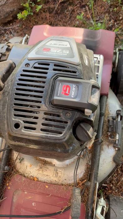 Upptäck hur du felsöker en Briggs och Stratton gräsklippare med elstart som inte fungerar. Trots laddat batteri och bränsle i tanken startar den inte. Instruktioner för nybörjare som inte är bekanta med förgasarens placering.