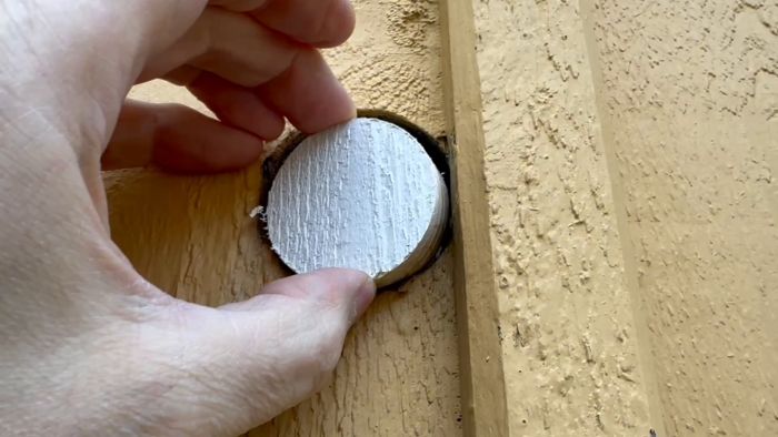 I denna video visas passformsnivån i ett byggprojekt, där ett runt trästycke passas in i en vägg. Konstruktören visar humoristiskt sin precision och känsla för detaljer när det kommer till byggande och renovering. Perfektion eller inte, se själv!