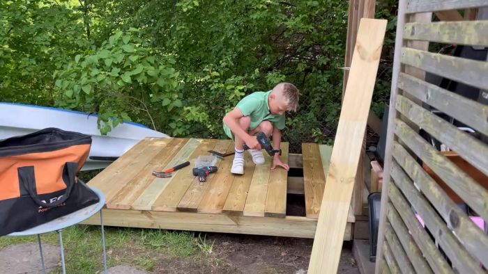 En ung snickare tar sig an sitt första projekt och bygger en trall till trädgården. Se hur nästa generation lär sig hantverket med hjälp av handledning och lyckas skapa något eget från grunden!