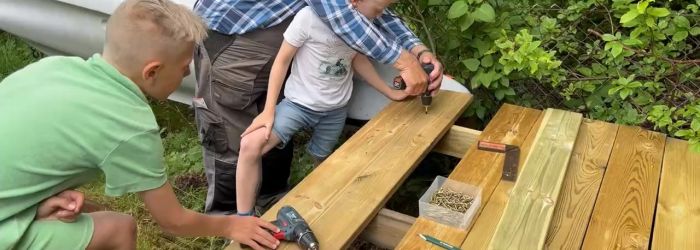 Se den nya generationen ge sig på sitt första byggprojekt. Erfarenhet överförs när den yngre generationen 'trallar' och lär sig grunderna i byggkonsten under överinseende av en erfaren handledare. En inspirerande start på en byggresa.