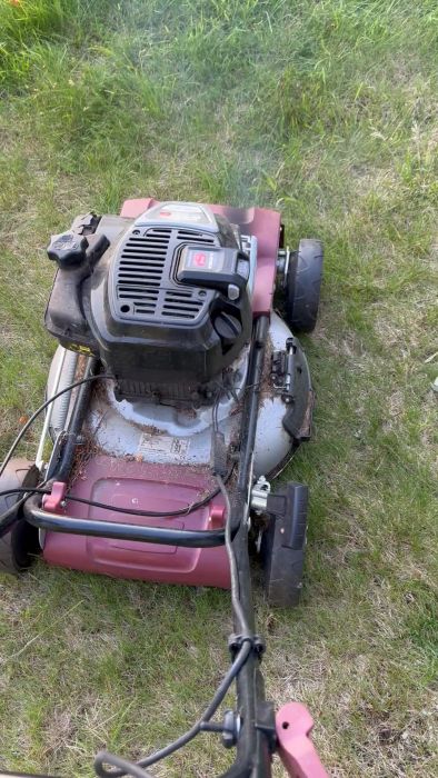 Se hur jag fick igång min gräsklippare genom att använda 5-56 och ladda batteriet. Motorn var trögstartad men efter lite arbete small den igång med ett rejält avgasmoln.