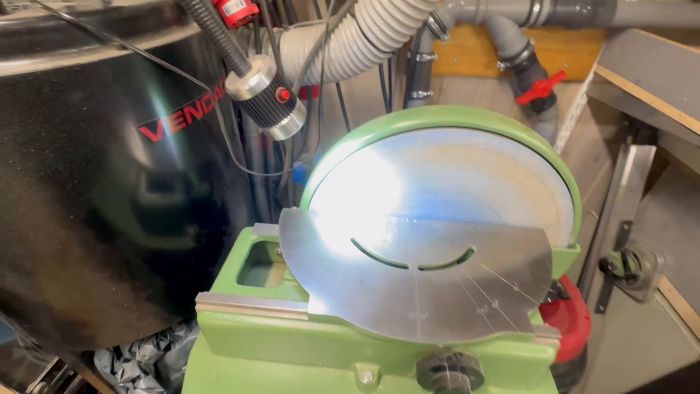 Se hur sex maskiner kopplas till grovsugar med cykloner för effektiv spånhantering. Upptäck lösningen på minskad sugkraft i spånsugen och installationen av nya kol för motorer. En guide till optimerad verkstadsmiljö och underhåll av maskiner.