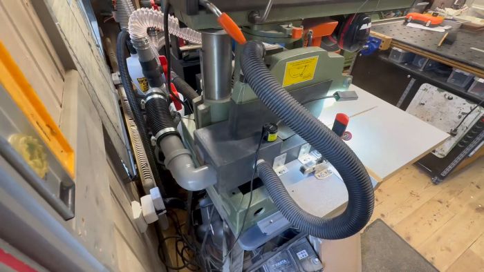 Se hur Snickerboa förbättrar sitt luftflödesystem med kraftiga grovsugar och cykloner. Filmen visar åtgärder för att återställa sugkraften, inklusive byte av kol i spånsugarens motor. En inspirerande kamp för bättre miljö och effektivitet i verkstaden.