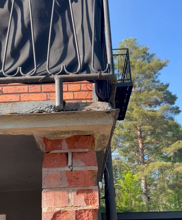 Exempel på fasadskador under en balkong. Diskutera om någon har erfarenhet av liknande skador och om det är svårt eller dyrt att åtgärda dem. Dela kunskap och tips om renoveringsprocessen.