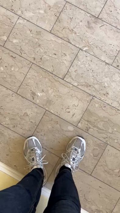 Upptäckte en 6-7 meter lång spricka i klinkergolvet i vardagsrummet inför husköp. Vad kan orsaka detta fenomen i ett hus byggt 2001 med platta på mark och sandbotten? Önskar råd och insikter från forumets medlemmar.