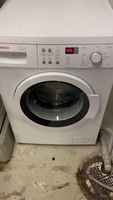 En video av en tvättmaskin som börjar låta hemskt vid hög centrifugeringshastighet. Trots kontroll av pumpfiltret och värmeelementet kvarstår problemet. Kan det vara stötdämparna, eller något annat? Diskutera möjliga orsaker och lösningar.