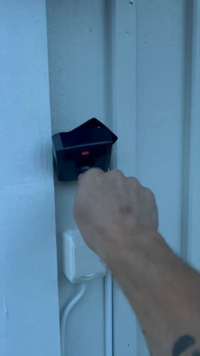 Se när jag fogar och kopplar in motorn till taket i mitt senaste byggprojekt. Nervositeten var hög, men resultatet blev fantastiskt. Följ med på resan och se detaljerna i detta spännande arbete.