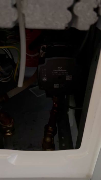 Upptäck ett problem med en Nibe F370 värmepumps cirkulationspump där lampan slocknar efter några sekunder. Trots tryckfall från 1 till 0.5 bar fungerar det varma vattnet. Utforska möjliga orsaker och om pumpen går i standby vid mindre värmebehov.