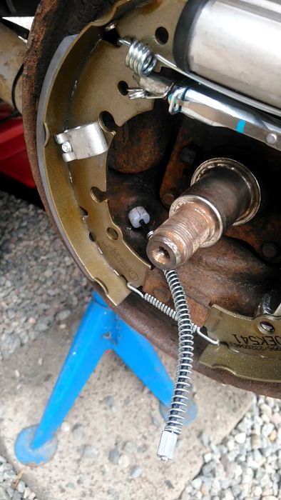 Upptäck hur du enkelt kan reparera bromsarna på din bil. Se steg-för-steg hur fjädrarna och bromsbeläggen monteras. Perfekt guide för hemmafixaren som vill hålla bilen i trim.