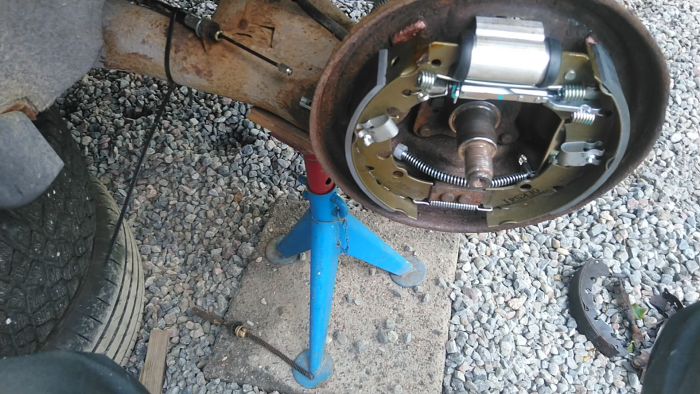 Utforska en bils bromssystem med fokus på fjäderns återföringsfunktion. Se vad som händer om plastpluppen lossnar och hur det kan påverka funktionen.
