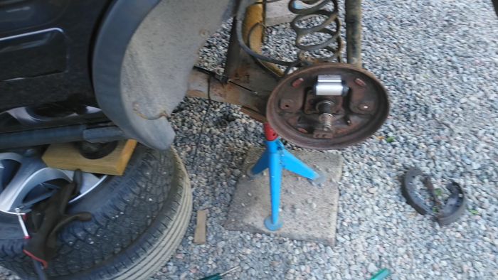 Utforska hur du förbättrar fjäderfunktionaliteten och hanterar snäppöron. Filmen visar metoder för att polera runt hålet och fila snäppöronen för att undvika att skarven hoppar isär. Se hur man får det perfekta 'snäpp-knäpp'-ljudet.