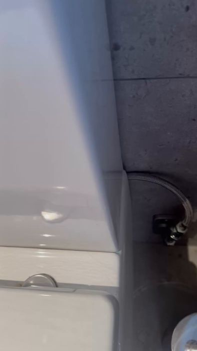 Upptäck orsaken till ett kontinuerligt susande ljud från toaletten, även när den inte spolar. Lär dig hur ballofixen påverkar ljudet och få tips på åtgärder för att lösa problemet med vattentillförseln.