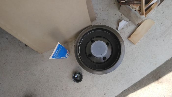 Utforska metoder för att justera en bromstrumma och lagerbana. Videon visar hur man kan borra ett hål i trumman för att justera ställskruven och montera lagret korrekt, vilket löser problem med att ta bort trumman och justera bromsbackarna.