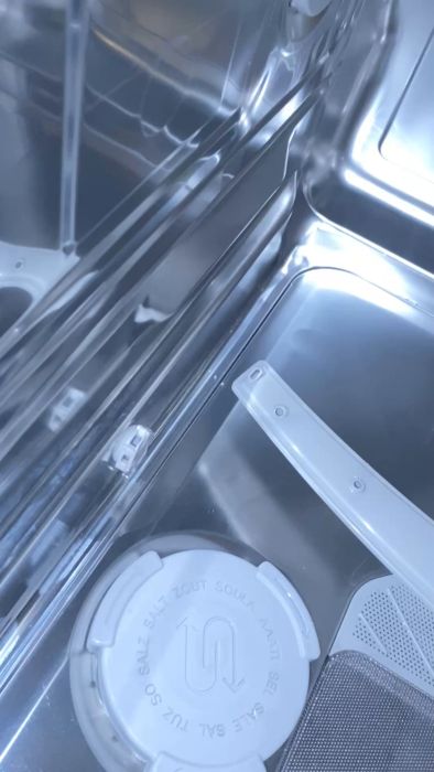 Diskmaskinen från 2019 läcker vatten från en grå plastventil och samlar en liter i botten efter några timmar. Inga felkoder indikeras. Stängning av vattnet stoppar inte läckaget. Letar efter lösningar och felsökningshjälp för problemet.