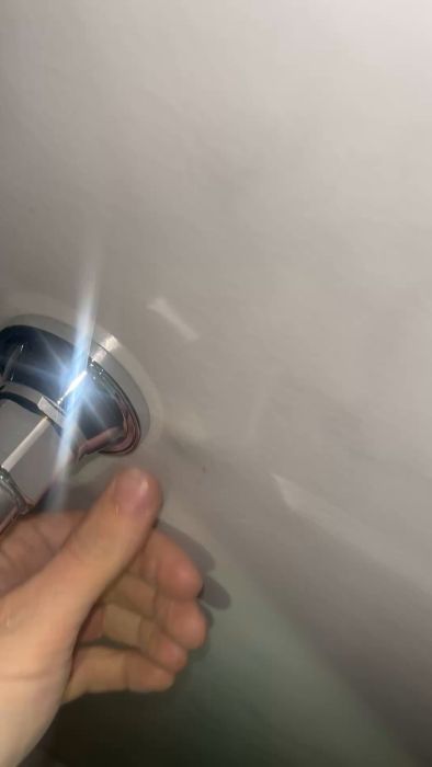 Se videon där jag upptäckte luftbubblor under våtrumsmattan på både golv och vägg i mitt badrum. Videon visar också en otät Elektroskutt-genomföring på väggen. Vad kan jag kräva av företaget som utförde arbetet för att detta ska åtgärdas korrekt?