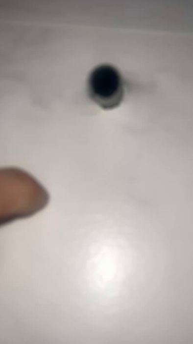 Videoklippet visar luftbubblor under en nylagd våtrumsmatta i ett badrum och en otät genomföring vid en kabel på väggen. Detta har upptäckts två veckor efter montering, och frågeställaren undrar om det ska åtgärdas helt eller kan lagas enligt försäkringskrav.