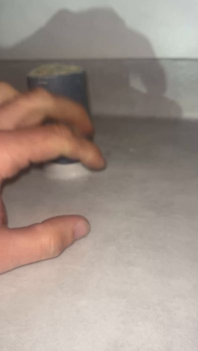 Upptäck luftbubblor under våtrumsmattan och otät genomföring i ett nyrenoverat badrum. Se hur problemen visas och diskutera om företaget ska åtgärda helt eller om en försäkringsgodkänd lösning finns.