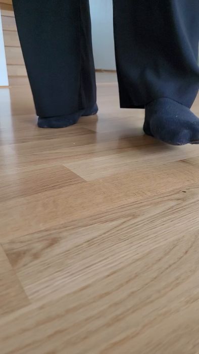 Se våra utmaningar med att byta parkettgolv i ett hus från 1972. Vi diskuterar lösningar för ojämnheter och underlag, samt funderar på olika golvalternativ för att få en jämn och stabil yta.