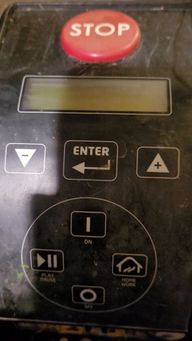 I denna video visas ett problem med en Stiga autoclip 225S där displayen lyser upp kort för att sedan slockna. Lösningar har testats utan framgång. Tips och råd efterfrågas för att åtgärda problemet och få robotgräsklipparen att starta korrekt.