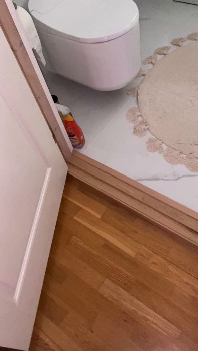 Upptäck problem med en Grohe vägghängd WC där det automatiska toalettlocket hackar och inte öppnas korrekt efter en månads användning. Sensorn fungerar, men locket orkar inte upp. Se om någon har lösningar eller liknande erfarenheter.