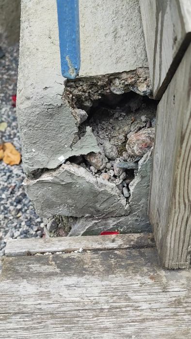 Se hur en gammal, tjälskadad trappa från 1920-talet repareras. Diskussionen handlar om vilket bruk man bör använda när cement var dyrt och torftigt blandat. Få tips om moderna reparationsmetoder och materialval.