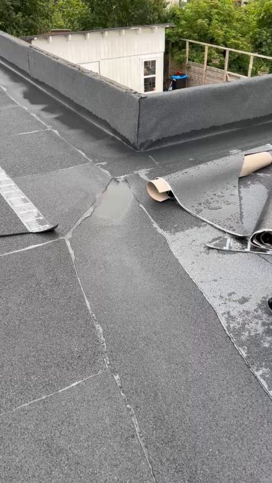 Video som visar vattenansamling på ett nyrenoverat papptak efter regn. Besökaren undrar om det är normalt och godkänt, eller om arbetet inte utförts korrekt. Diskutera vad man kan förvänta sig efter takläggning och när det anses vara ett problem.