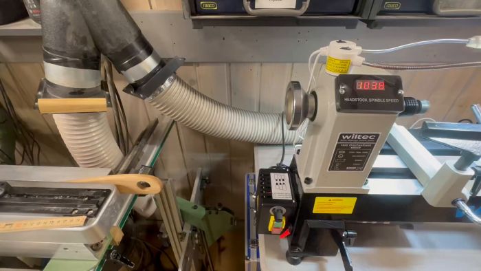 Upptäck hur ett hobbyutrymme förvandlas från sliphörna till en funktionell arbetsplats med en Wiltec träsvarv. Se hur stabila mobila bänkar byggdes för att stödja nya och gamla maskiner, perfekt för både trä och metallbearbetning.