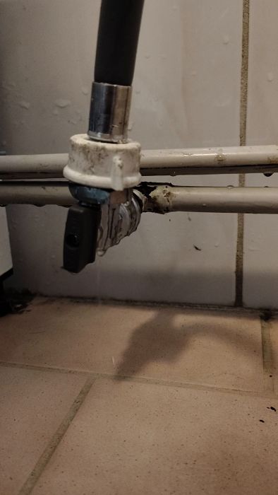 Upptäck orsaken till läckaget vid öppning av kranen. Genomgång av installation med planadapter, kulventil och bussning. Tips för att hantera problemen och säkerställa korrekt montering för att förhindra dropp.