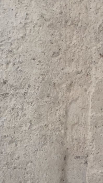 Utforska hur en källaryttervägg med cementblock och C-bruk kan ha torkat ut. Lär dig om tänkbara lösningar för att fixa väggen, inklusive vad som bör tas loss och hur man applicerar nytt C-bruk och kalkbruk för att få ett snyggt resultat.