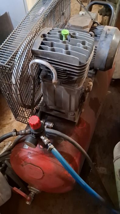 Filmen visar en tryckavlastning i en enkel kompressor. En mekanisk ventil mellan tank och kompressor fungerar som tryckavlastning, ibland inbyggd i tryckbrytaren. Hör det karakteristiska pysande ljudet från ventilen.