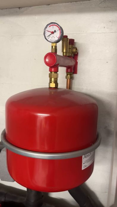 Utforska en video där en användare beskriver utmaningar med att få upp trycket i ett VVS-system, trots att brunnen är full med vatten. Personen söker hjälp från forumet för att lösa problemet.