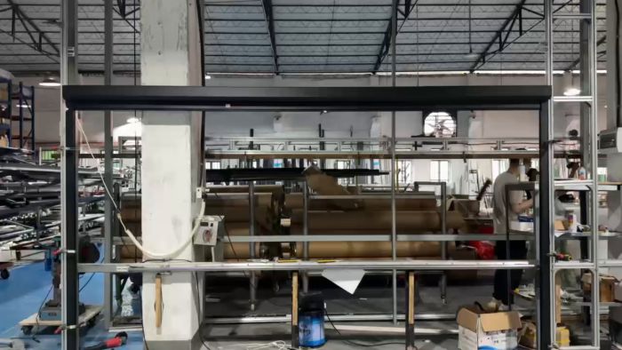 En snabb inblick i provkörningsprocessen på fabriken. Se hur produktionen kontrolleras med avancerad utrustning för att säkerställa hög kvalitet och prestanda i varje steg.