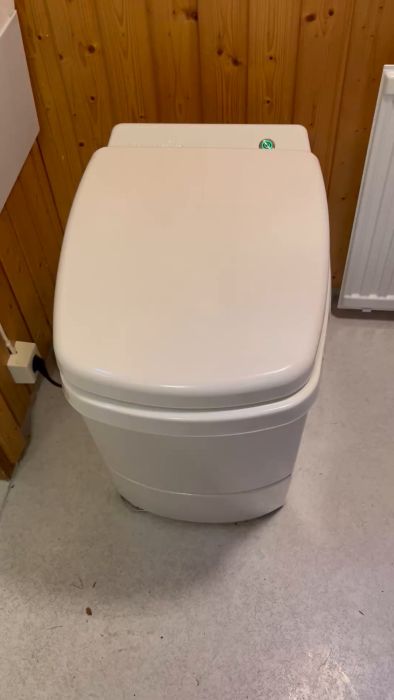 Upptäck hur en förbränningstoalett låter under förbränningsprocessen, som varar cirka en timme efter spolning. Denna film ger en känsla för ljudnivån och funktionsprincipen.