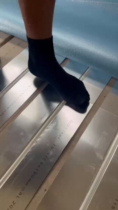 Upptäck problem med gnisslande golvvärmeplåtar i en 60-talsvilla. Filmen visar hur plåtarna placeras och lyfter problem med ljudet när golvet läggs ovanpå. Utforska olika lösningar och bidrag med dina tips för att lösa detta vanliga renoveringsproblem.